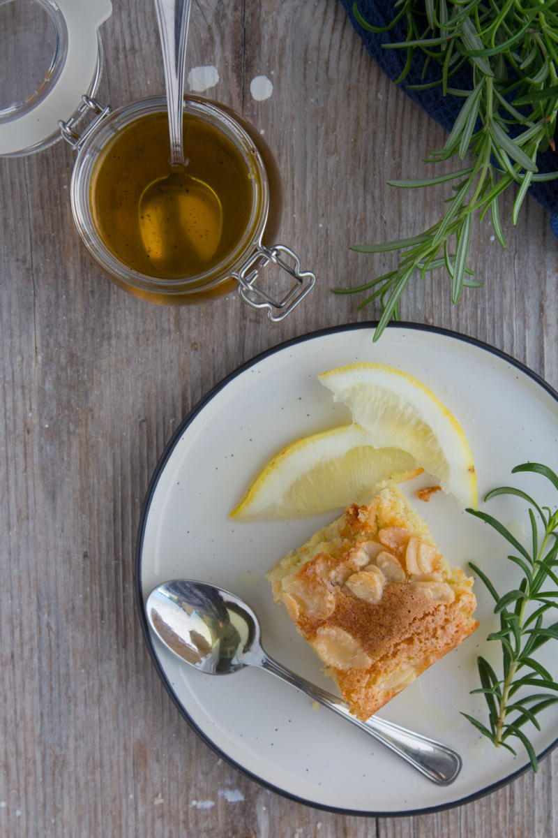 Torta di mandorle, ricotta e limone con sciroppo al rosmarino Torta di mandorle, ricotta e limone con sciroppo al rosmarino