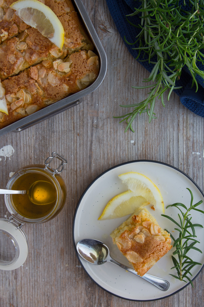 Torta di mandorle, ricotta e limone con sciroppo al rosmarino Torta di mandorle, ricotta e limone con sciroppo al rosmarino